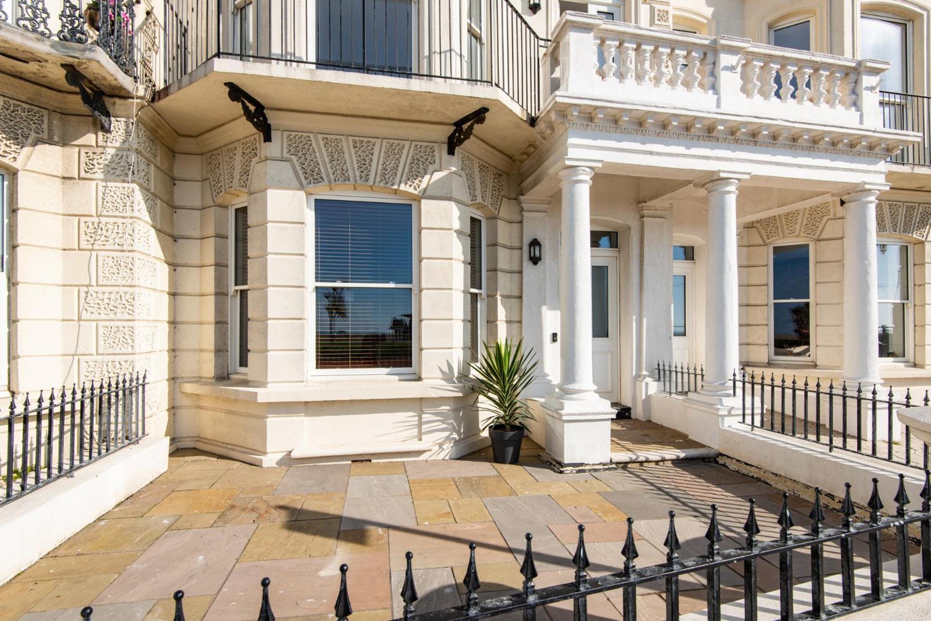 Stunning 2 Bed Apartment Sea Views And Parking Worthing Exterior photo